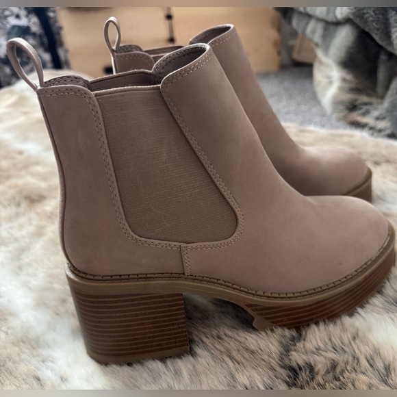 NWOB-MIA-Women's Tan Ankle Boots Faux Suede Size 7 - Picture 3 of 8